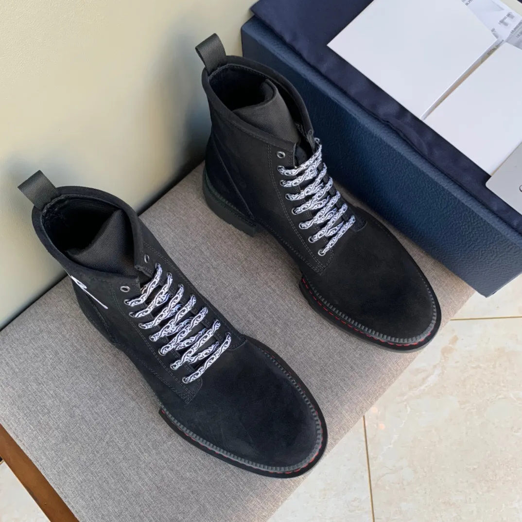 [DIOR] Top P: 1000💰 Number of yards: 39~44 (38.45 custom-made, non-refundable) Dior Dior~ Winter series, original 1:1 development Casual men's leather shoes Heavy investment, shoes and boots are made of imported cowhide + imported Dior special fabric Not easy to deform black cowhide lining Dior large hardware inlay Original TPU vacuum outsole, black cowhide Black open edge beads Military green suede Black suede Khaki suede leather is crafted by a large factory, and the perfect product is only prepared for you who know your taste! Any comparisons are welcome.